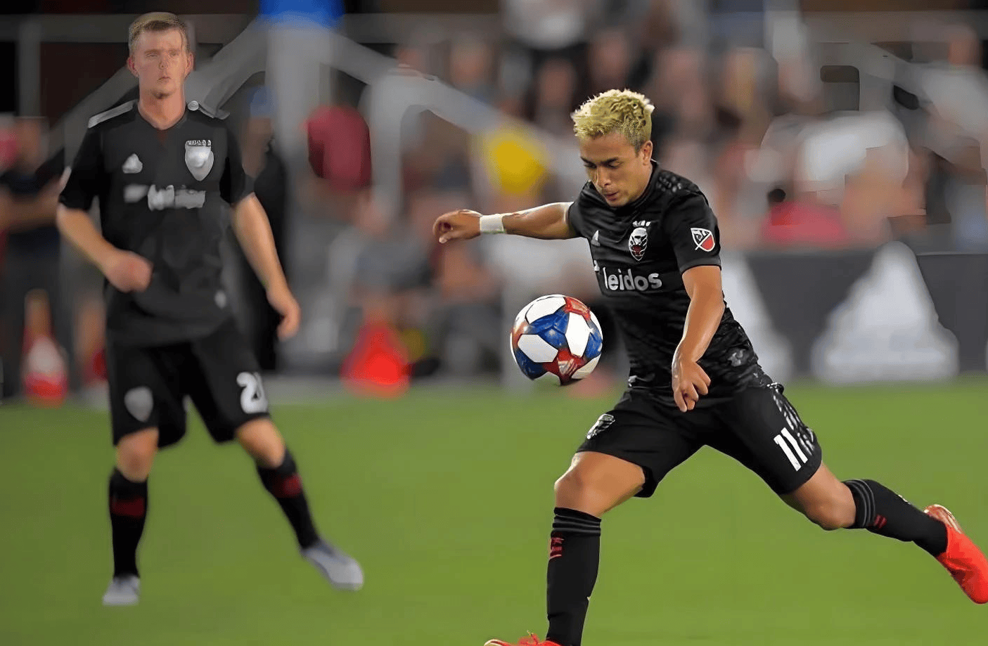 关于一线联赛对决：尤文图斯完胜都灵的信息