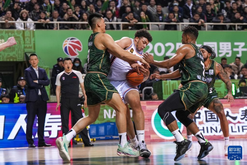 湖北队在主场比赛中大获全胜，实现了完美开局