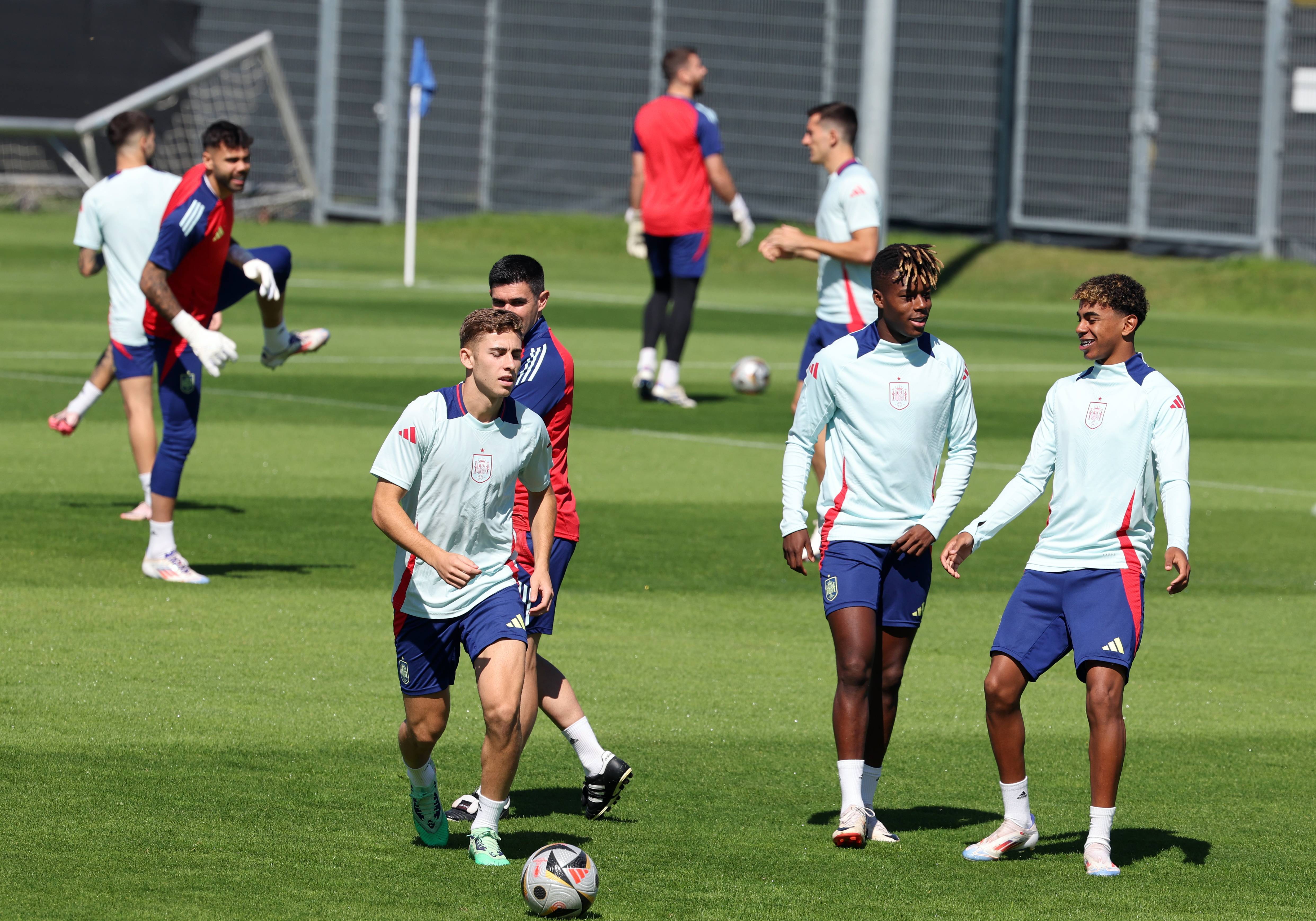 西班牙队实力出击，赢得通往欧锦赛之路的简单介绍