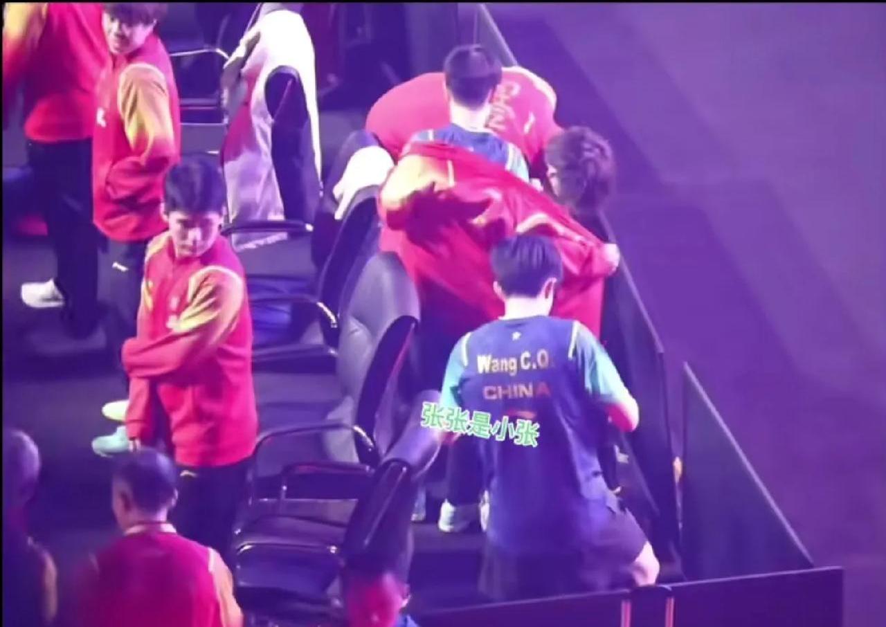 开云下载-紧张比赛结束，球迷沸腾掌声如雷