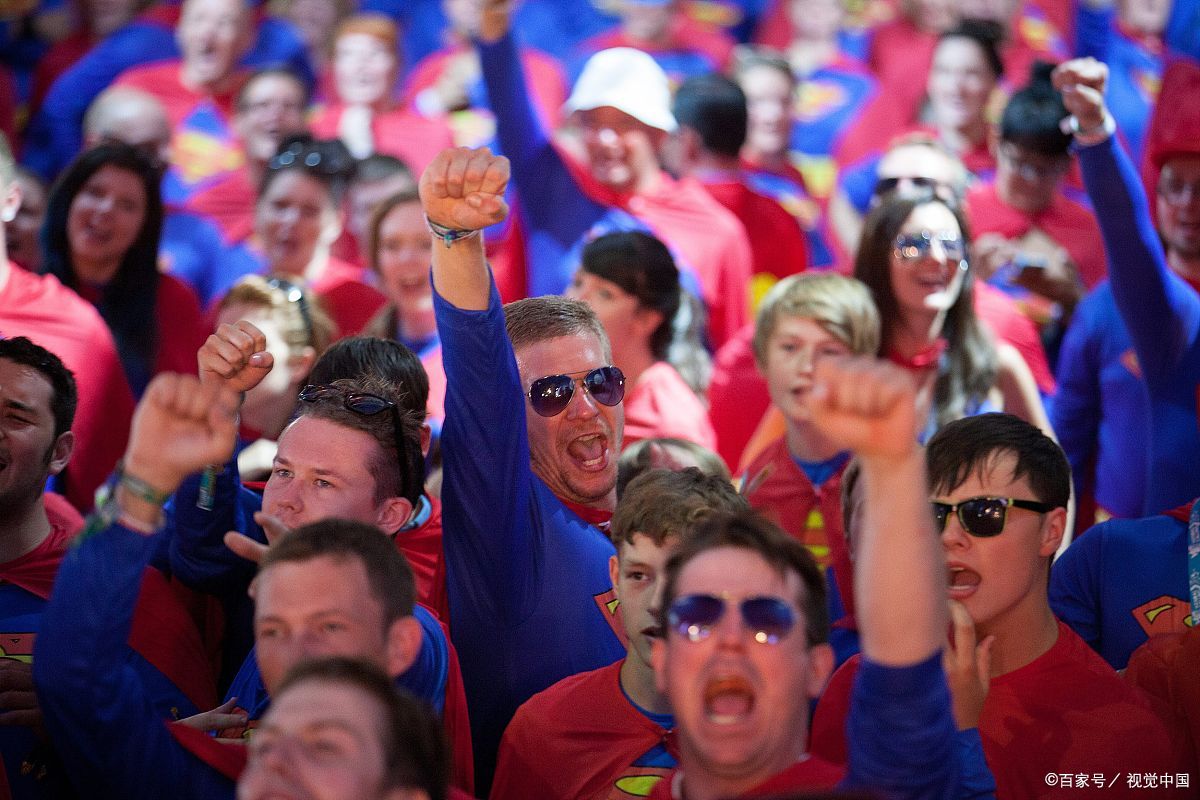 紧张比赛结束，球迷沸腾掌声如雷