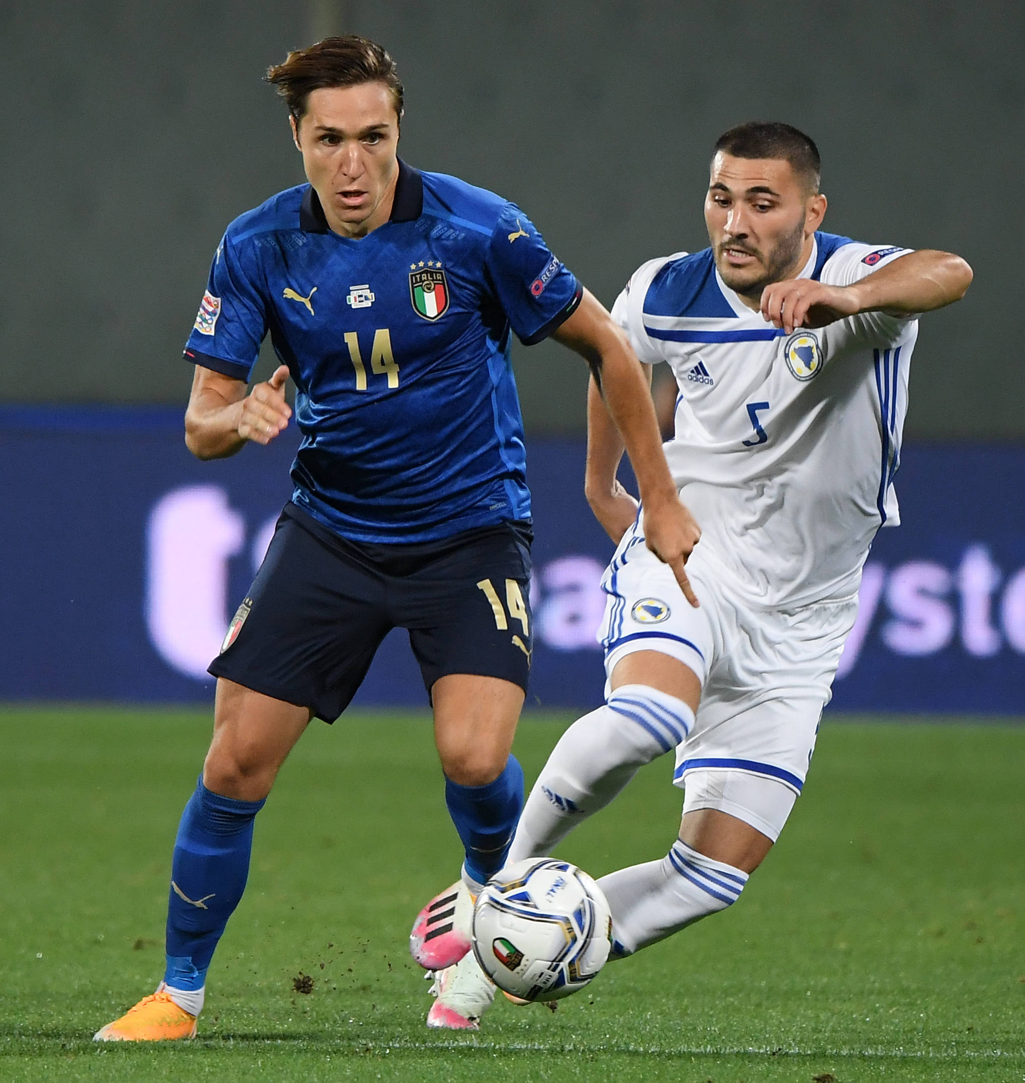 开云平台-包含意大利足球赛场上球队实力对决，火花四射的词条