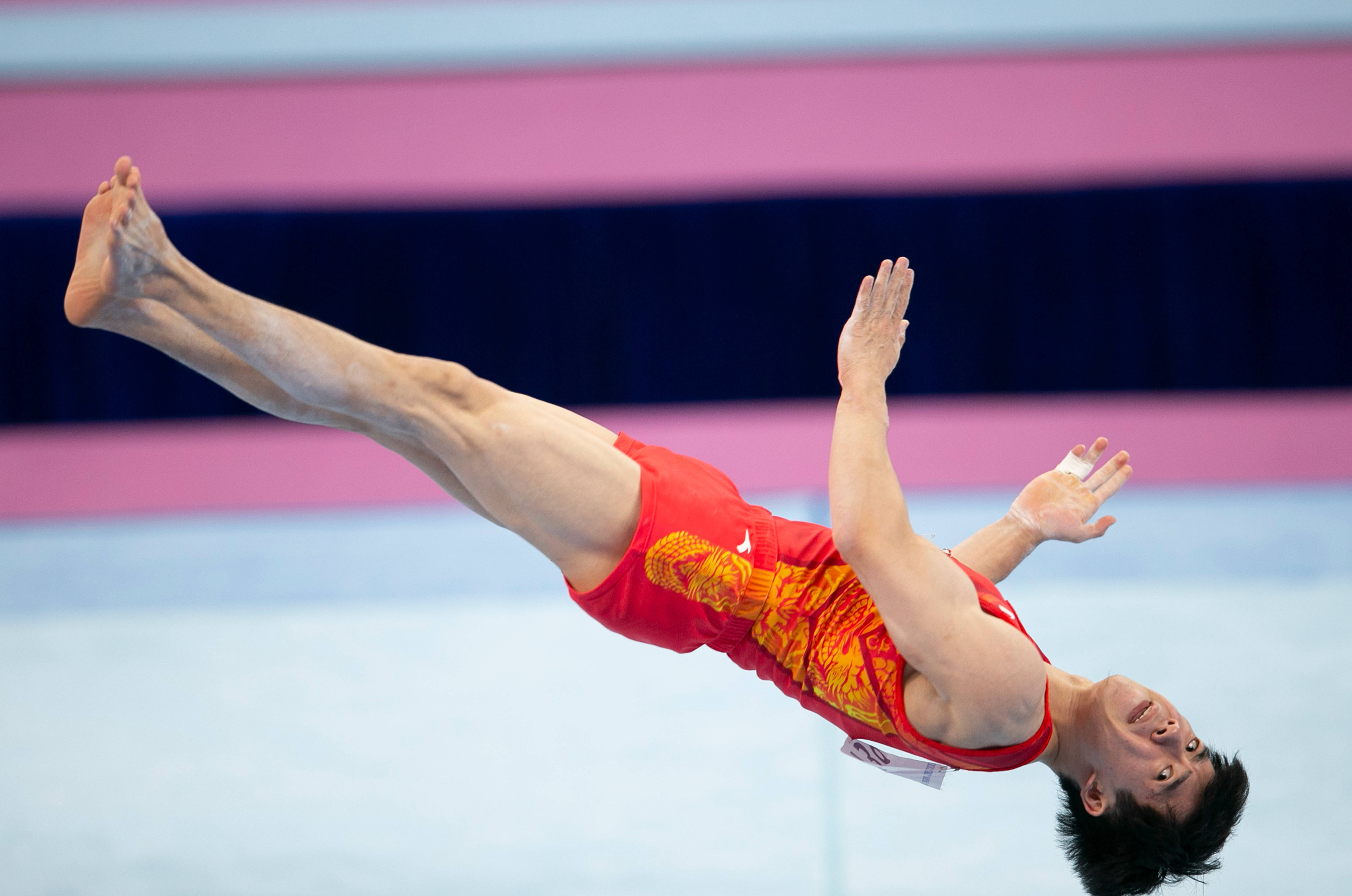 挑战极限！男子体操高难动作令人惊叹的简单介绍