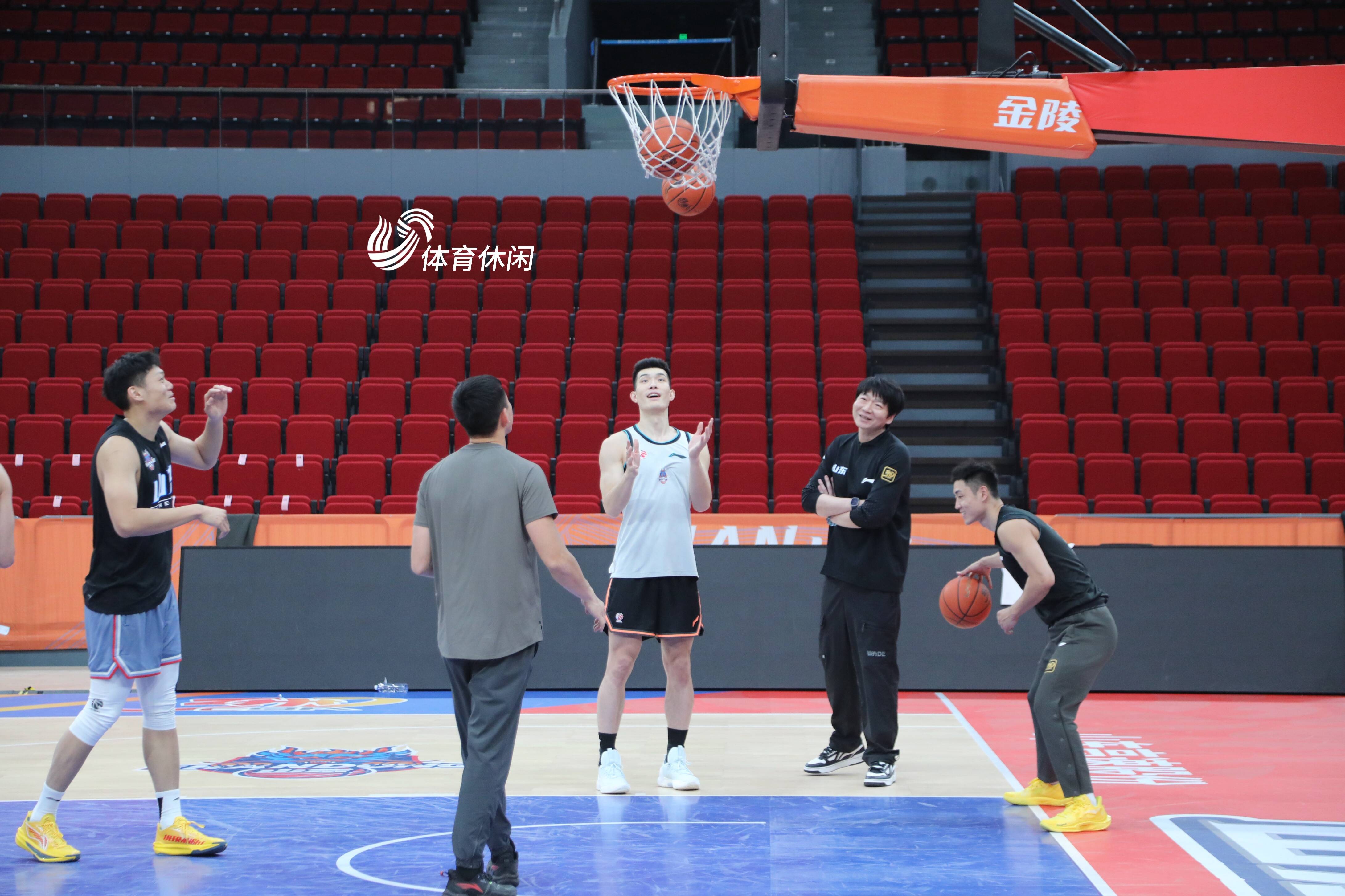 关于球员们积极备战国际篮球锦标赛的信息