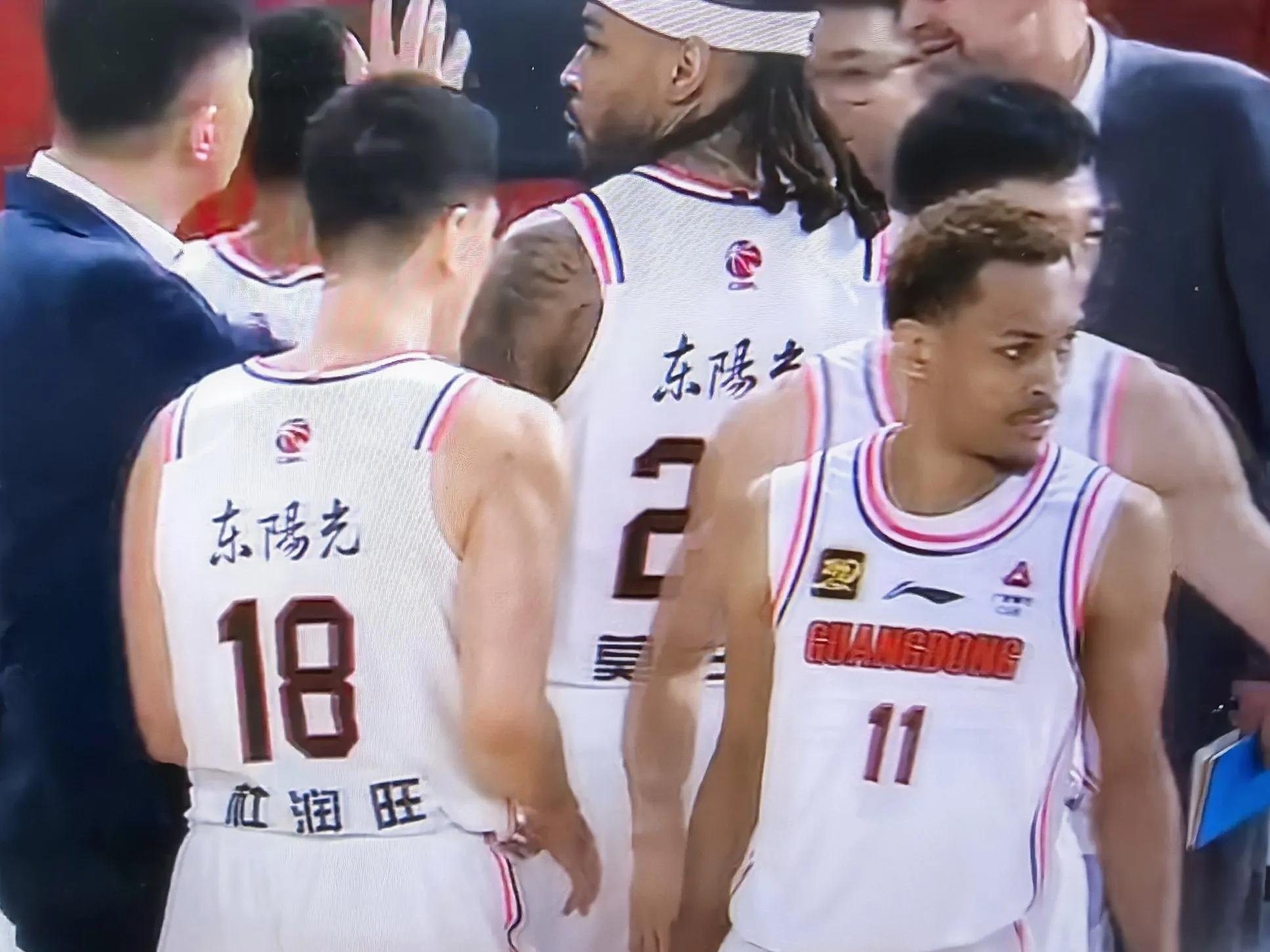 关于广东队击败山西队，取得CBA常规赛四连胜的信息