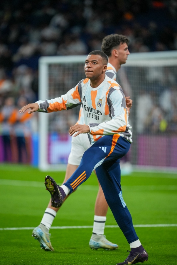 皇马中场球员技术出众，控制比赛节奏