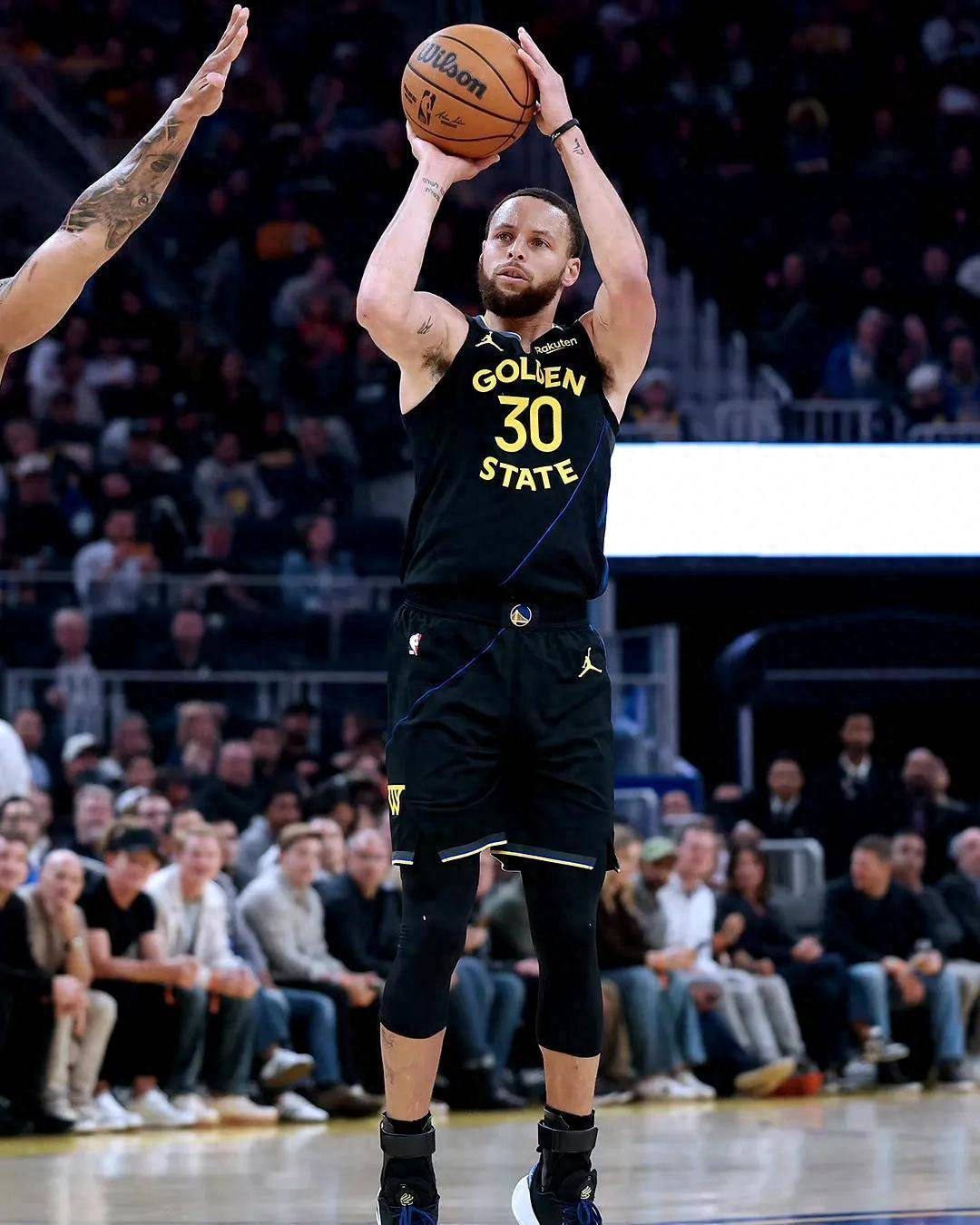 开云体育官方网站-包含猛龙遭勇士绝杀，库里强势上演神奇绝杀的词条